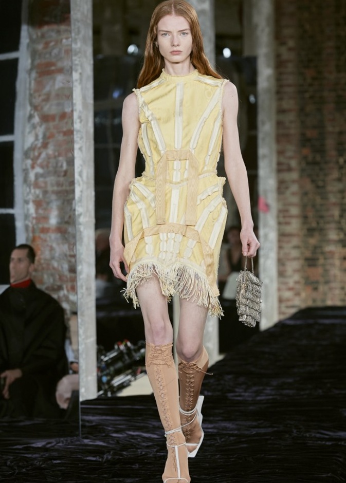 عرض أزياء Acne Studio لربيع وصيف 2022 من أسبوع الموضة في باريس