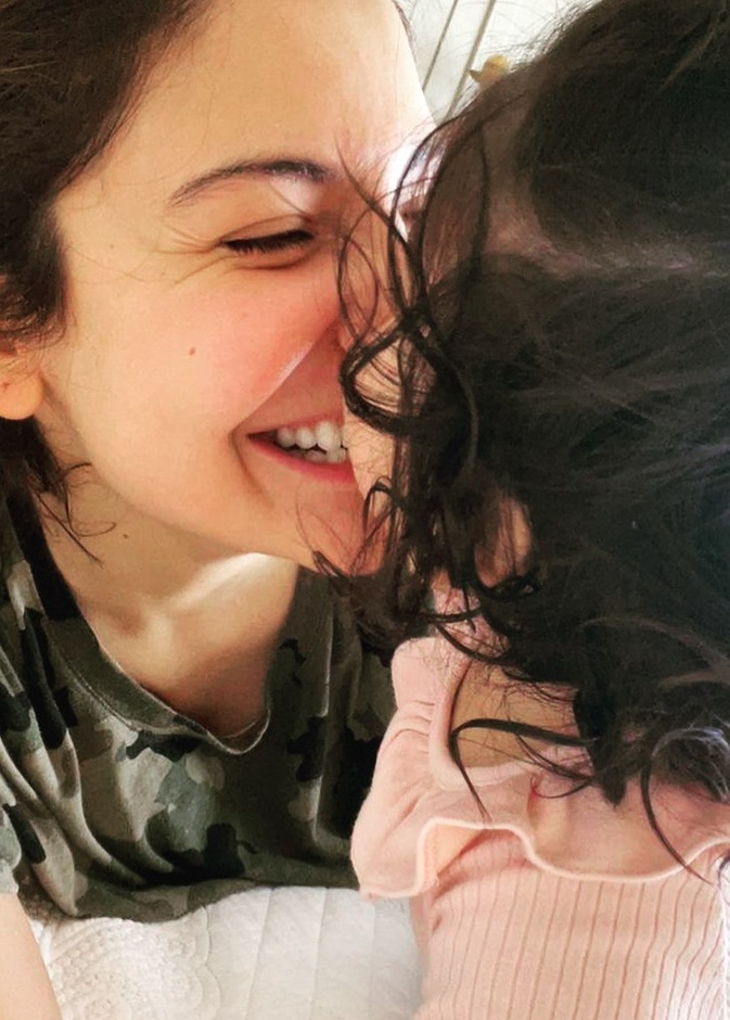 شاهدوا أحدث صور أنوشكا شارما بصحبة زوجها وابنتهما