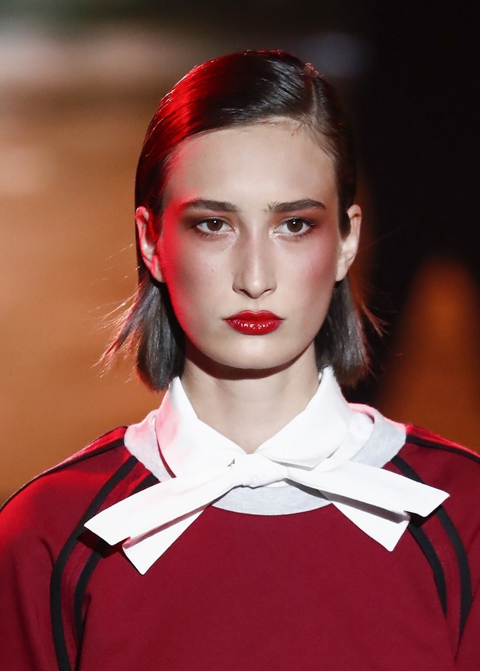 طرق مختلفة لتطبيق صيحة المكياج الملون للخريف من عروض الأزياء