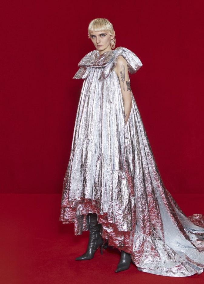 مجموعة بالنسياغا لموسم ربيع وصيف 2022