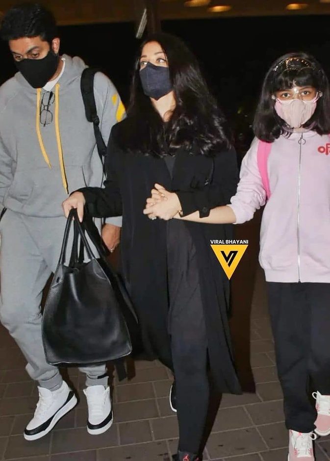 ظهور آيشواريا راي بصحبة زوجها وطفلتهما في مطار مومباي