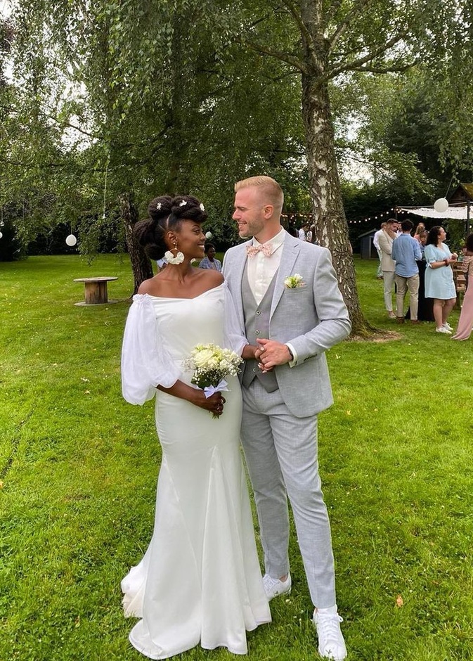 عروس ترتدي فستان زفاف صنعه لها والدها