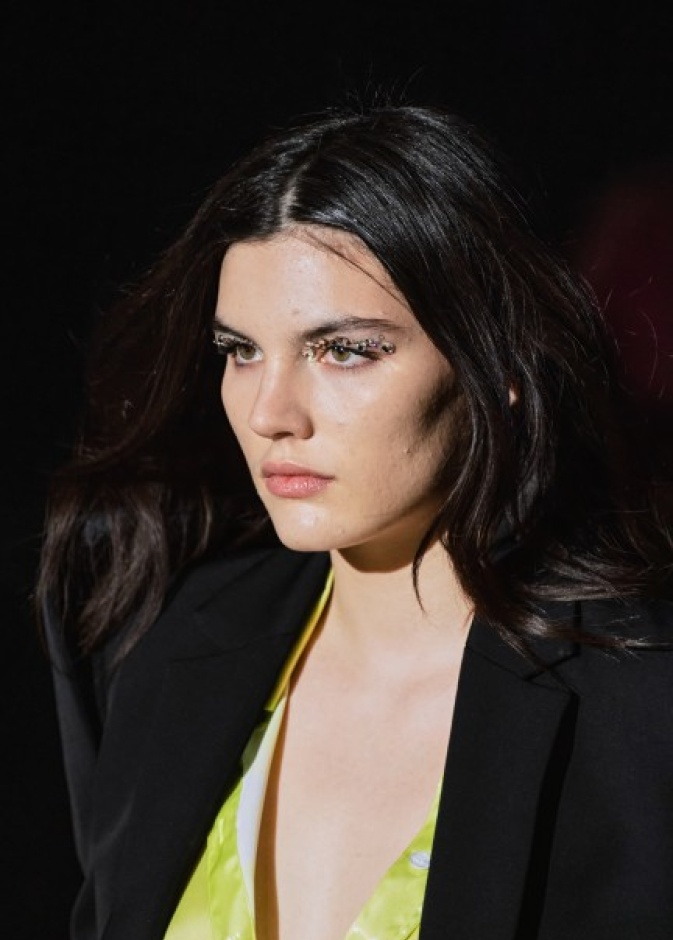 صيحات جمالية جريئة للمرأة العصرية مستوحاة من دور الأزياء