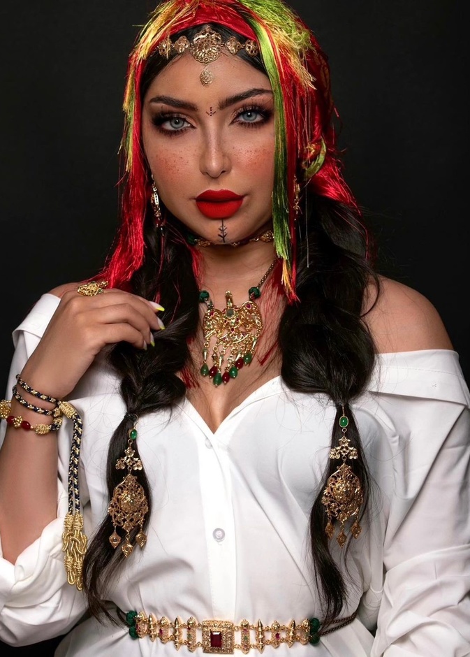 دنيا بطمة تستعرض إطلالتها الجمالية بسن ذهبي من وحي التراث