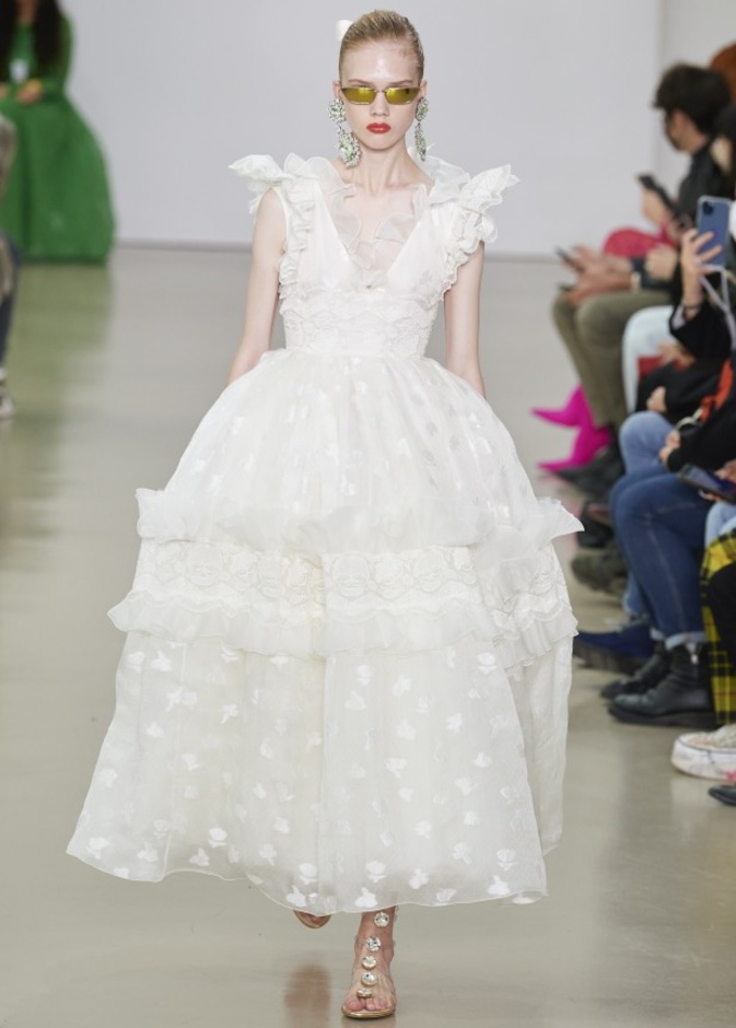 عرض أزياء Giambattista Valli لربيع وصيف 2022 من أسبوع الموضة في باريس