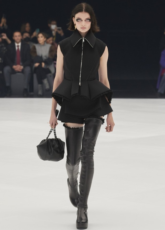 عرض أزياء Givenchy لربيع وصيف 2022 من أسبوع الموضة في باريس
