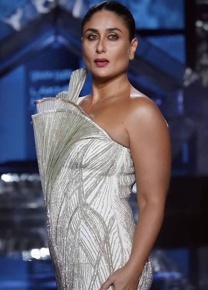 كارينا كابور تشارك في عروض أزياء أسبوع لاكمي بعد 7 أشهر من ولادتها