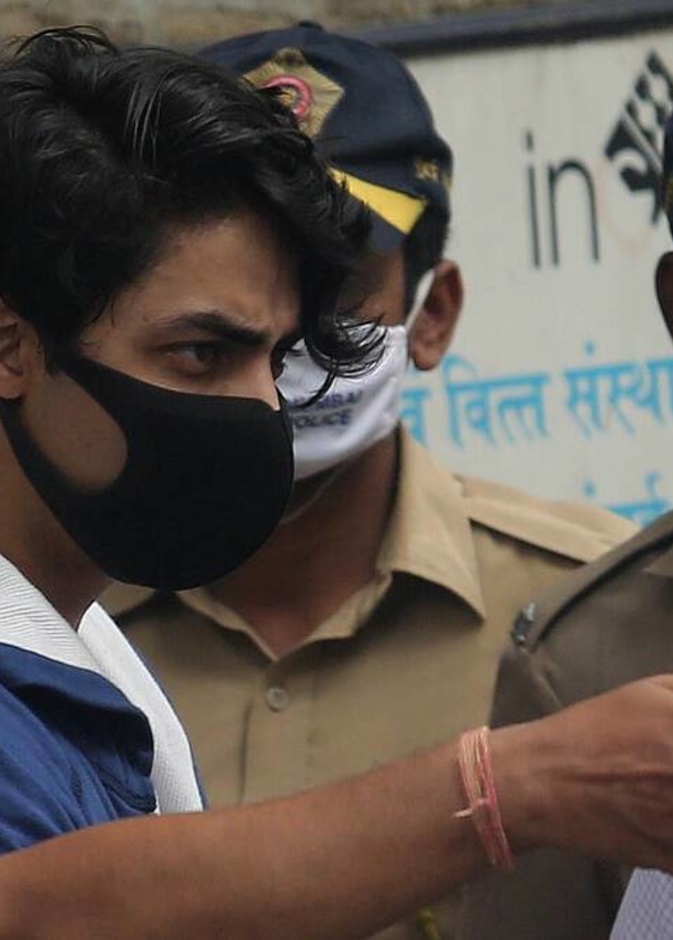 مدير الأمن الخاص بشاروخان ومديرة أعماله يحضران جلسة الكفالة لأريان خان