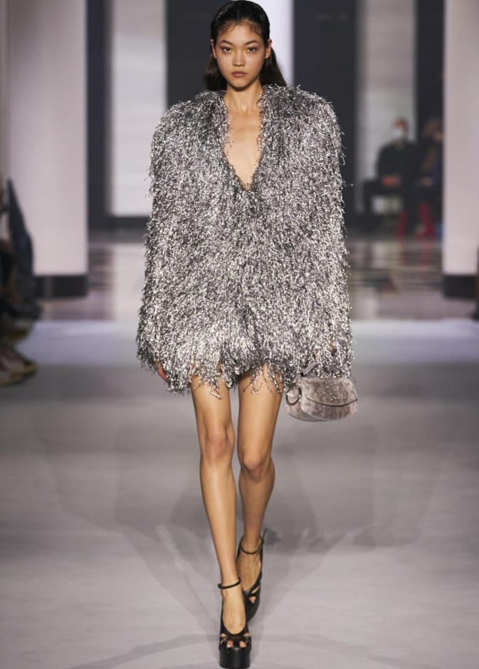 عرض أزياء Lanvin لربيع وصيف 2022 من أسبوع الموضة في باريس 