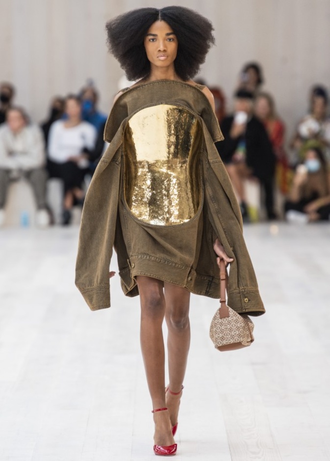 عرض أزياء لويفي لموسم ربيع وصيف 2022