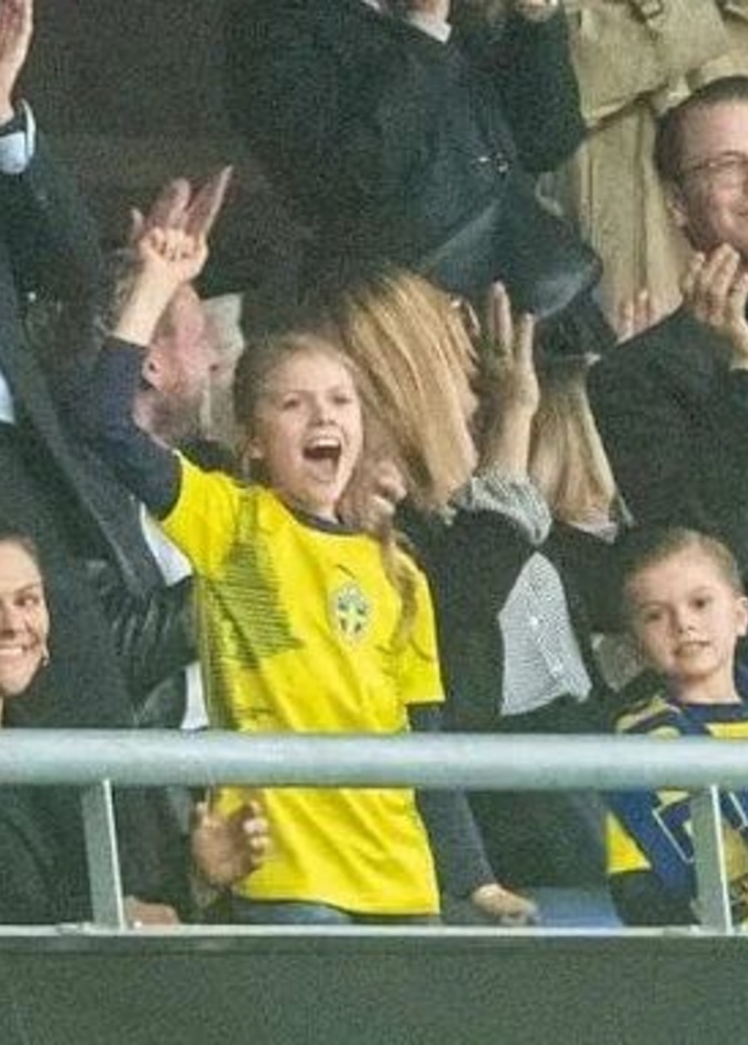 بالصور الأميرة فيكتوريا وأسرتها يشاهدون مباراة منتخب السويد