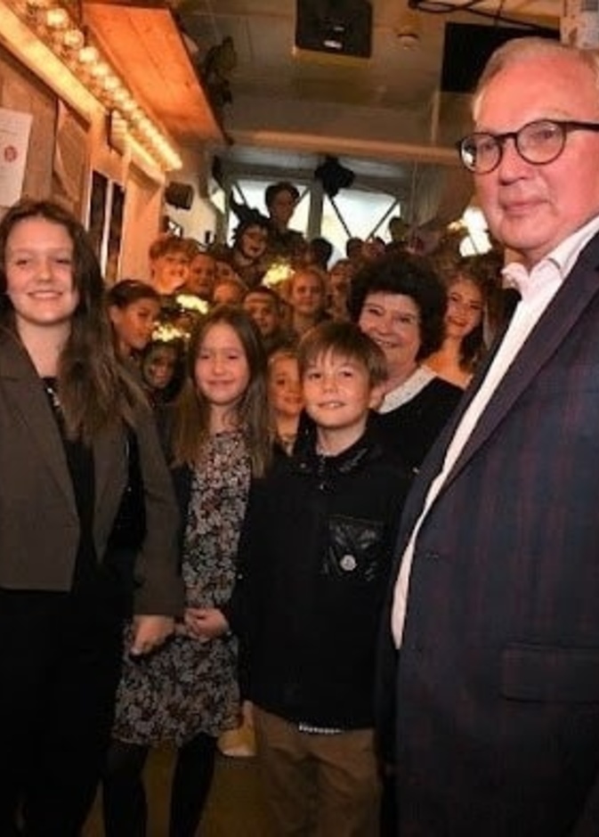 أمراء الدنمارك إيزابيلا وجوزفين وفنسنت يشاهدون العرض الأول لمسرحية روبن هود الموسيقية