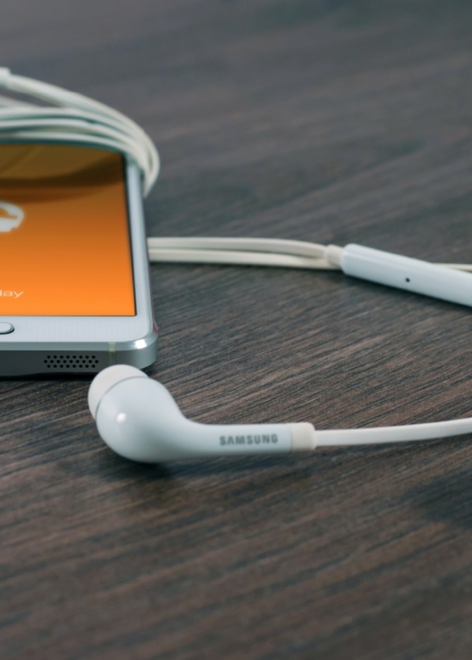 أضرار استخدام سماعات الأذن لفترات طويلة