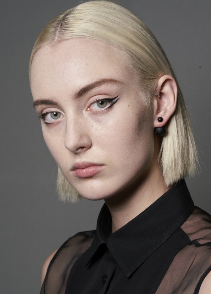 رسمات آيلاينر رفيعة باللون الأسود  من دار Christian Dior