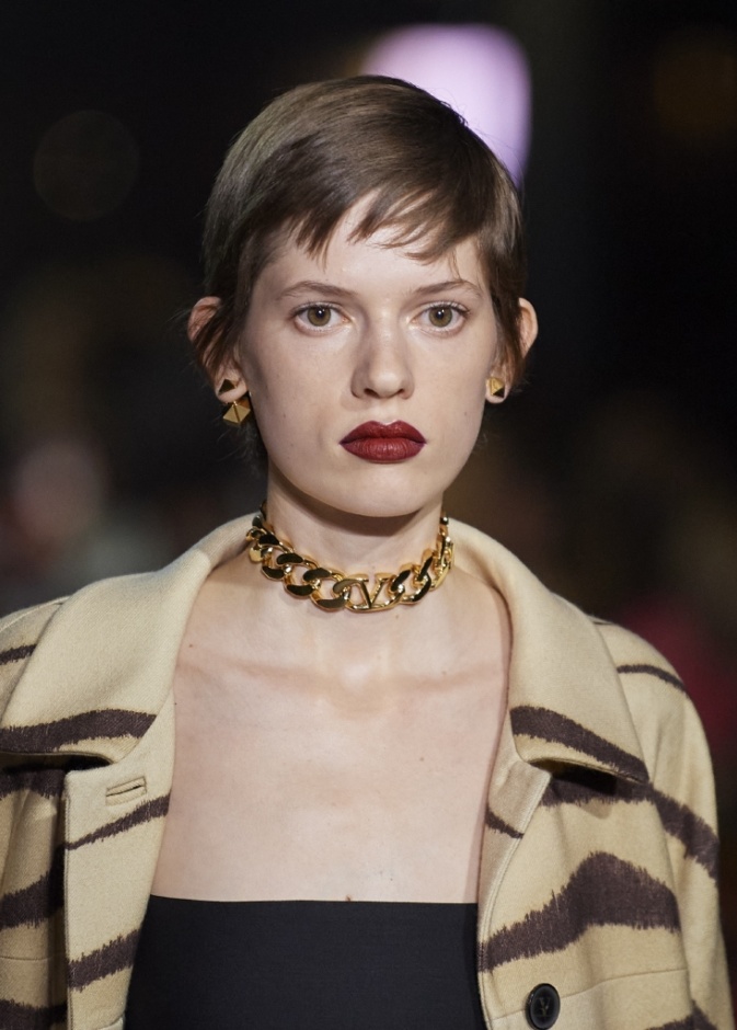 أجمل صيحات أحمر شفاه مشرقة من وحي عروض الموضة في باريس لربيع 2022