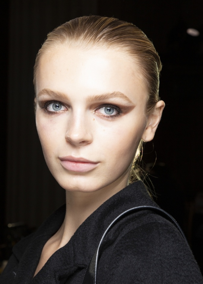 طريقة عمل مكياج برونزي يليق بصاحبات البشرة الحنطية والفاتحة