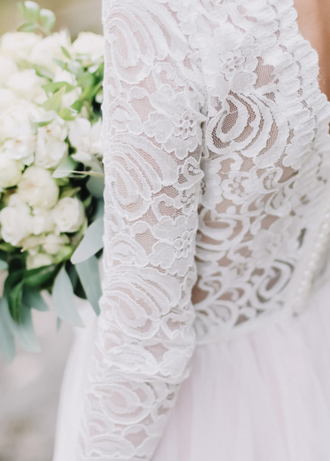 shutterstock_عروس تقاضي الجهة المشرفة على حفل زفافها بعد سقوطها