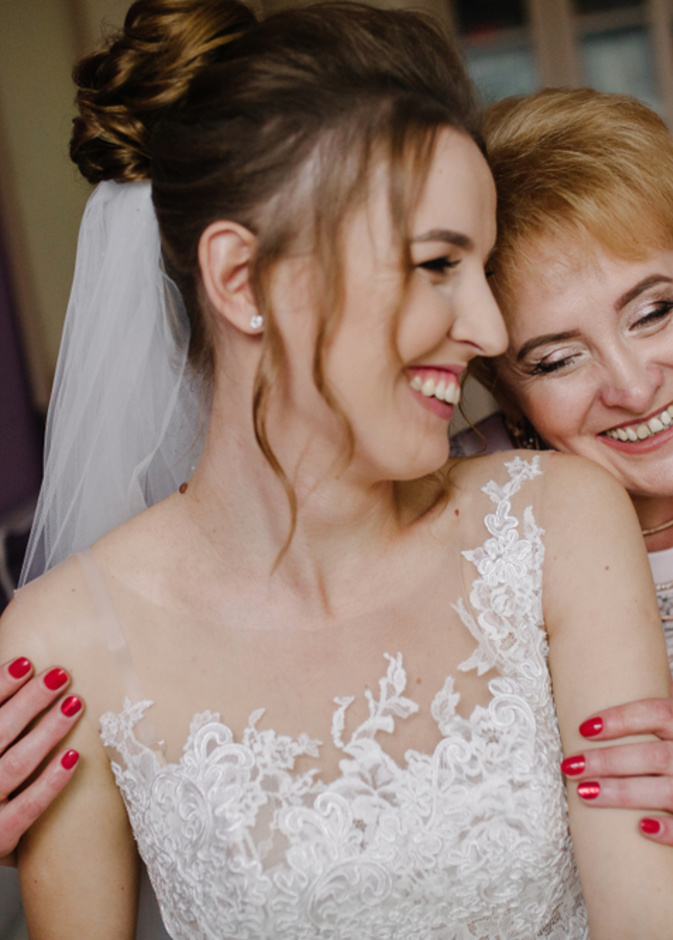 shutterstock عروس تخالف التقاليد وتختار أن تكون الرقصة الأولى في زفافها مع والدتها