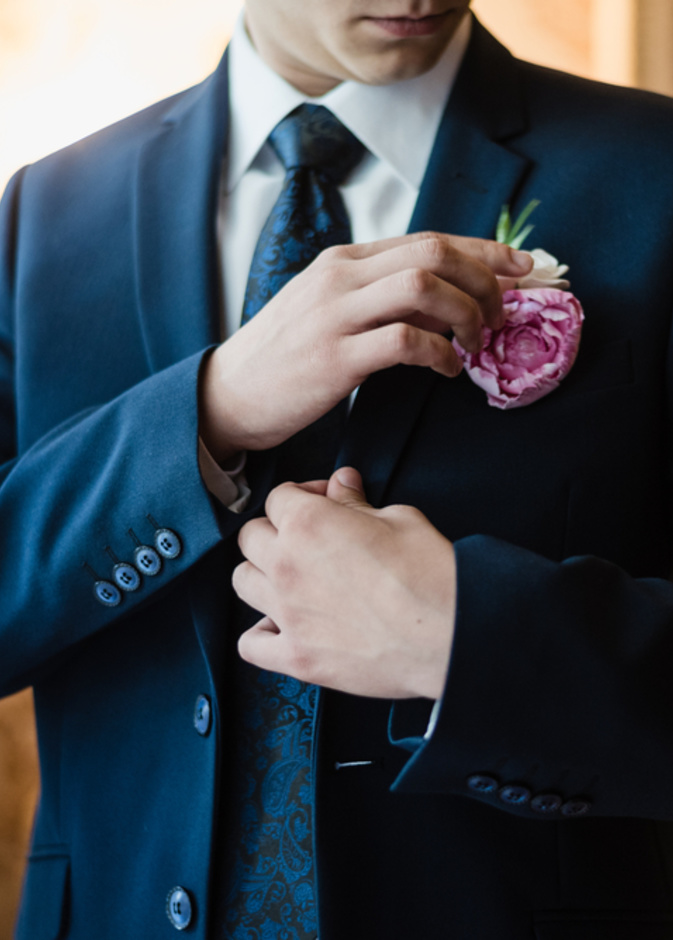 طريف لعريس يرقص مع والدته وحماته على أنغام أغنية شهيرة لشاروخان وكاجول