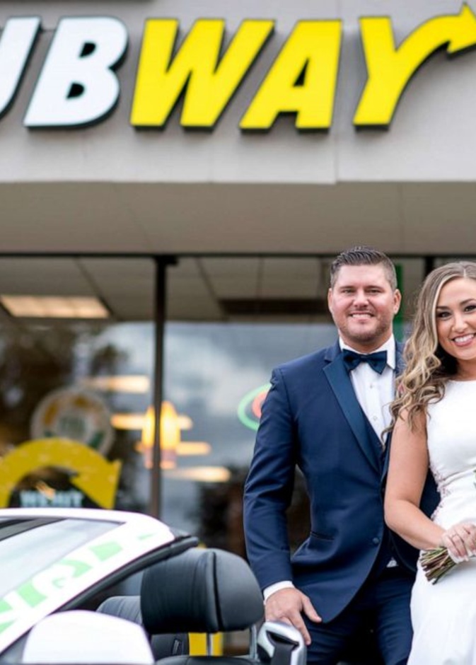 @SubwayMichigan زوجان يحتفلان بزفافهما أمام المطعم الذي التقيا فيه للمرة الأولى