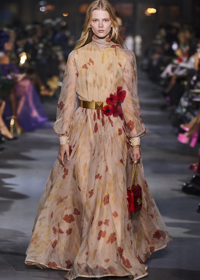 عرض أزياء مجموعة Valentino لربيع وصيف 2022 من أسبوع الموضة في باريس