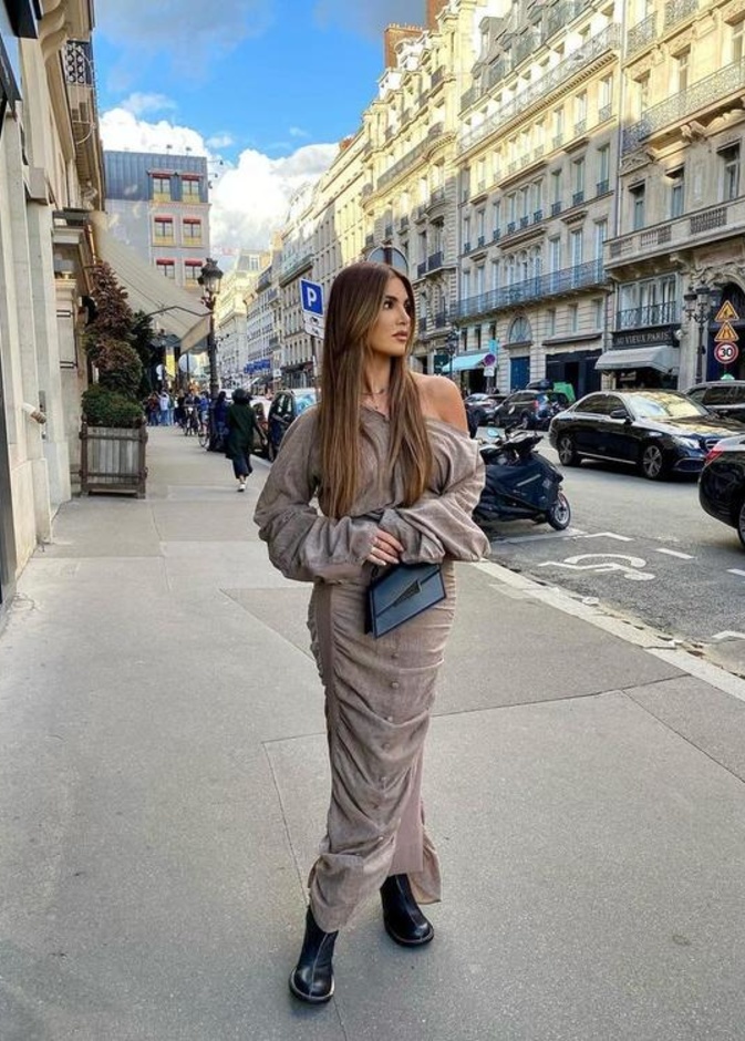 Negin Mirsalehi تعتمد الفستان باللون الترابي. كل الصور من حسابات البلوغرز على انستقرام.