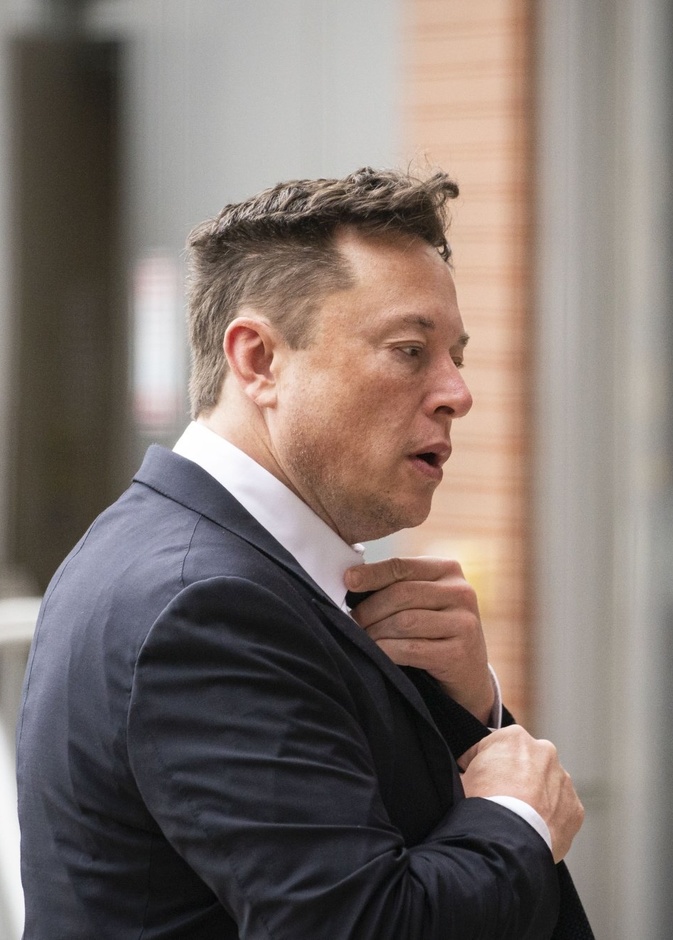  إيلون ماسك يرضخ لتصويت تويتر ويقرر بيع 10% من أسهم تيسلا