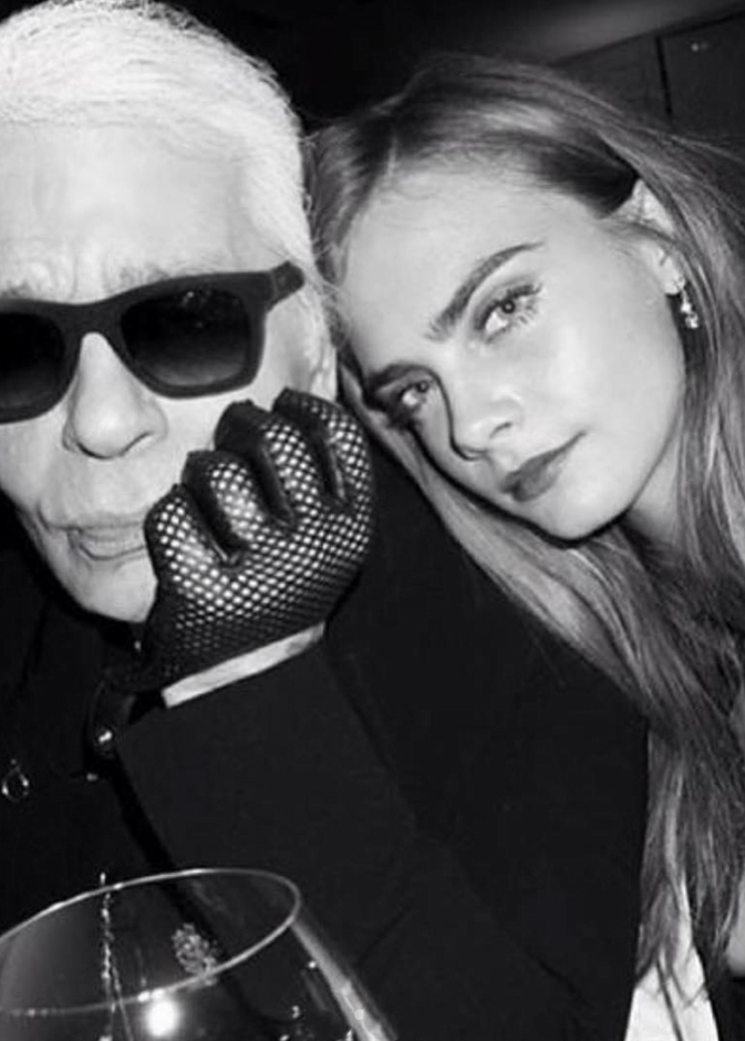 كارل لاجرفيلد تطرح تشكيلة جديدة بالتعاون مع كارا ديليفين