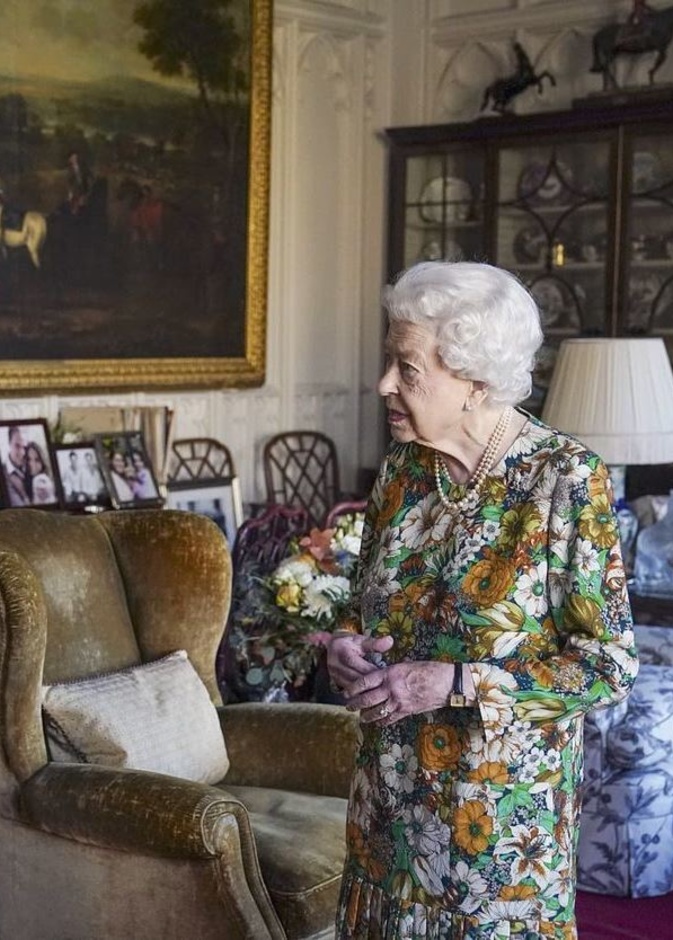 أطلت بالفستان المزيّن بالورود بألوان الأخضر والبرتقالي والأبيض