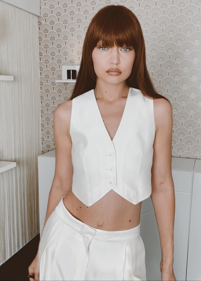 إختارت سترة الجيله الكروب ونسّقتها مع سروال أبيض من H&M