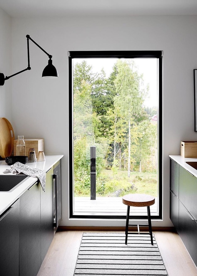 إطلالة المطبخ عبر واجهة زجاجية