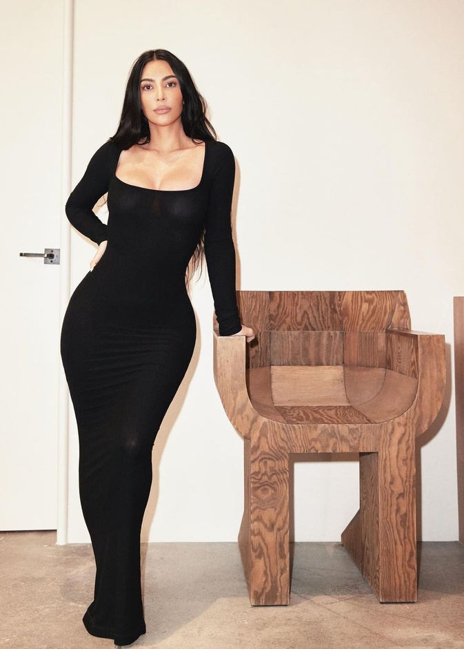 إطلالة كيم كارداشيان كاجول ومثيرة بالفستان الأسود الضيق