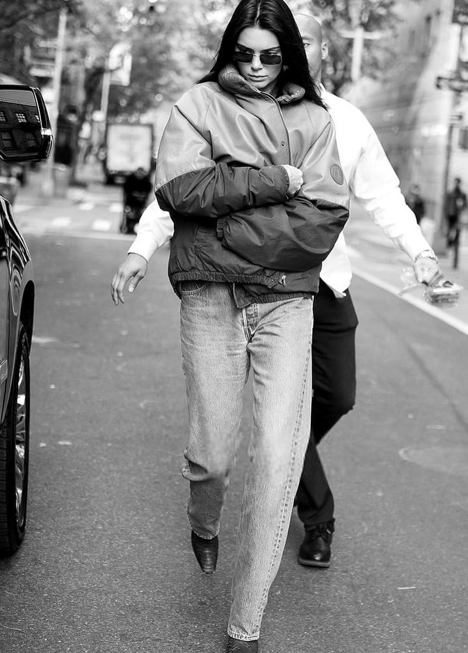 إعتمدت تنسيق البنطلون الجينز مع الجاكيت الأوفر سايز