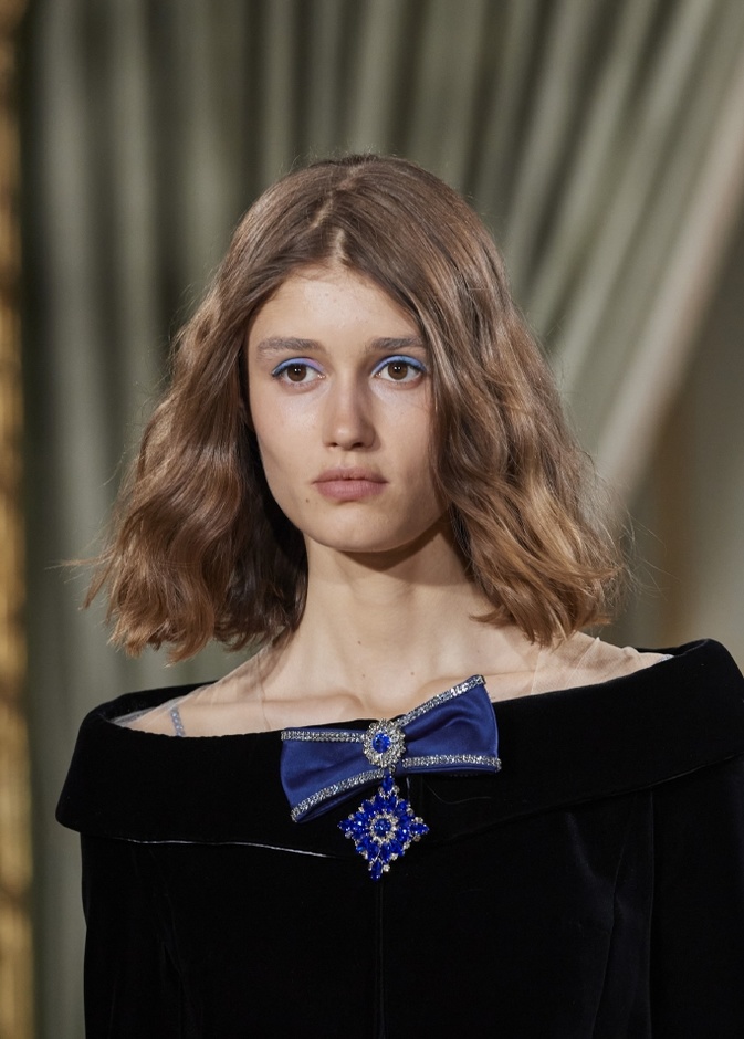 اجمل صبغات الشعر البني المتموج بأسلوب دار Giorgio Armani
