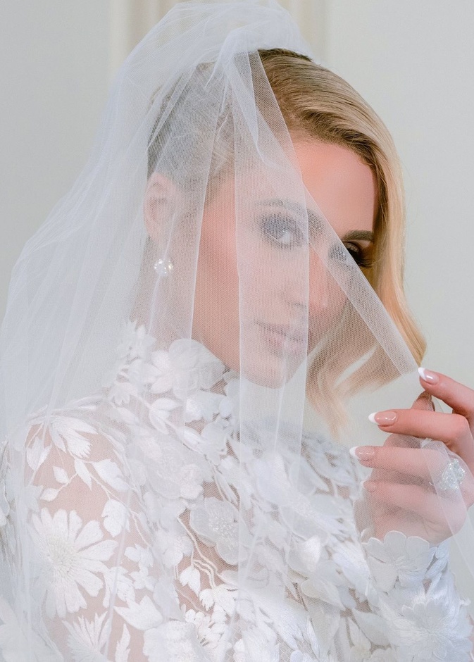 باريس هيلتون عروس بأربعة فساتين زفاف وحفل أسطوري