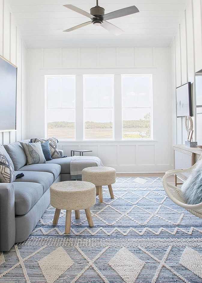 اكسسوارات غرفة معيشة بدرجات الأزرق الفاتح