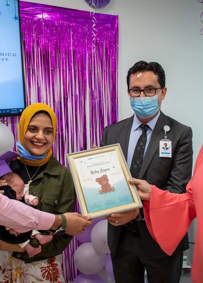 الأطباء مع أم وأب الطفل الخديج