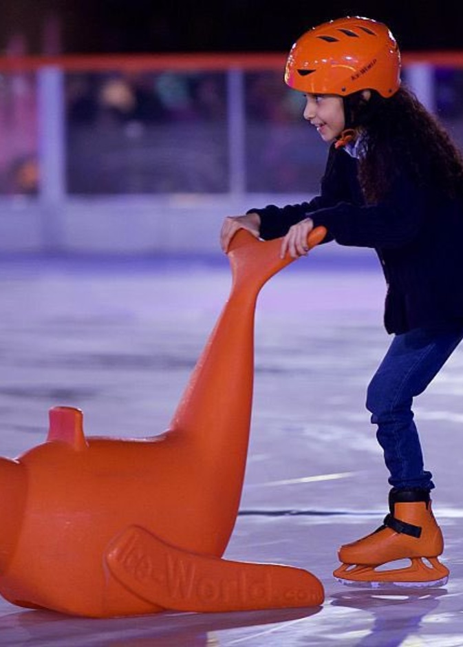 السعادة في عيون الصغار مع تجربة التزلج على الجليد - المصدر واس