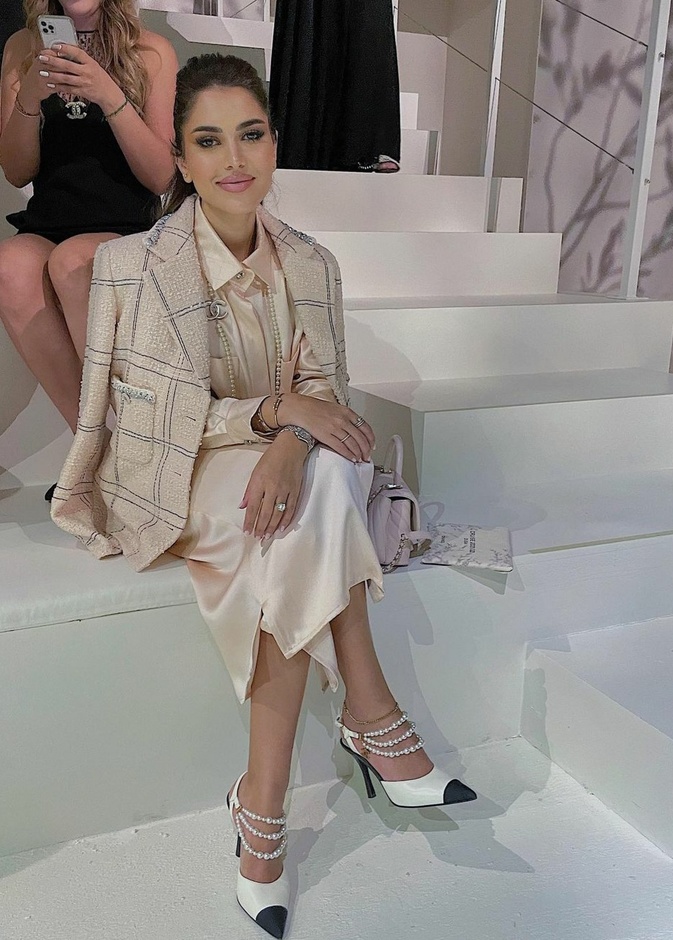 اطلالة أنثوية أنيقة لـ "نجود الرميحي" خلال حضورها عرض أزياء "شانيل"