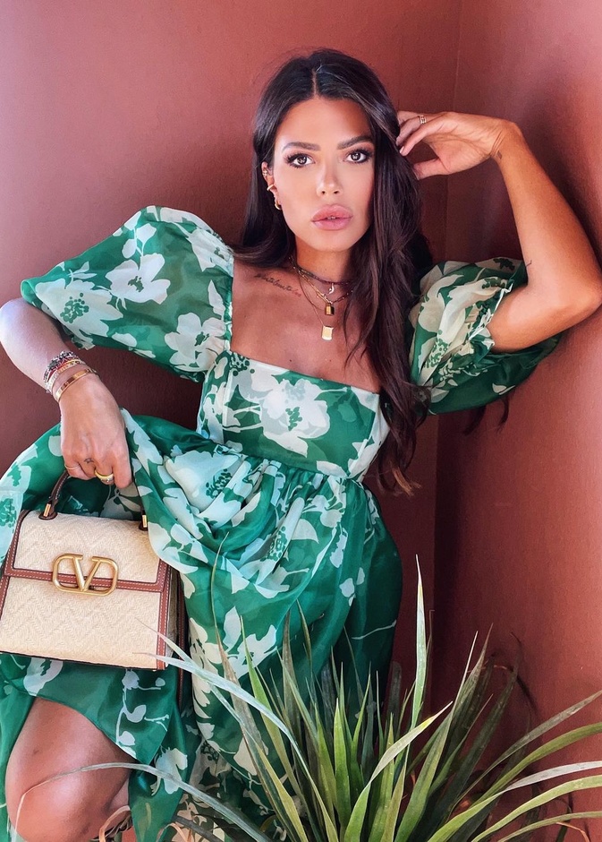 العنود تألقت بالفستان باللونين الأخضر والأبيض بطبعة الورود الكبيرة مع الأكمام الكبيرة المنفوخة