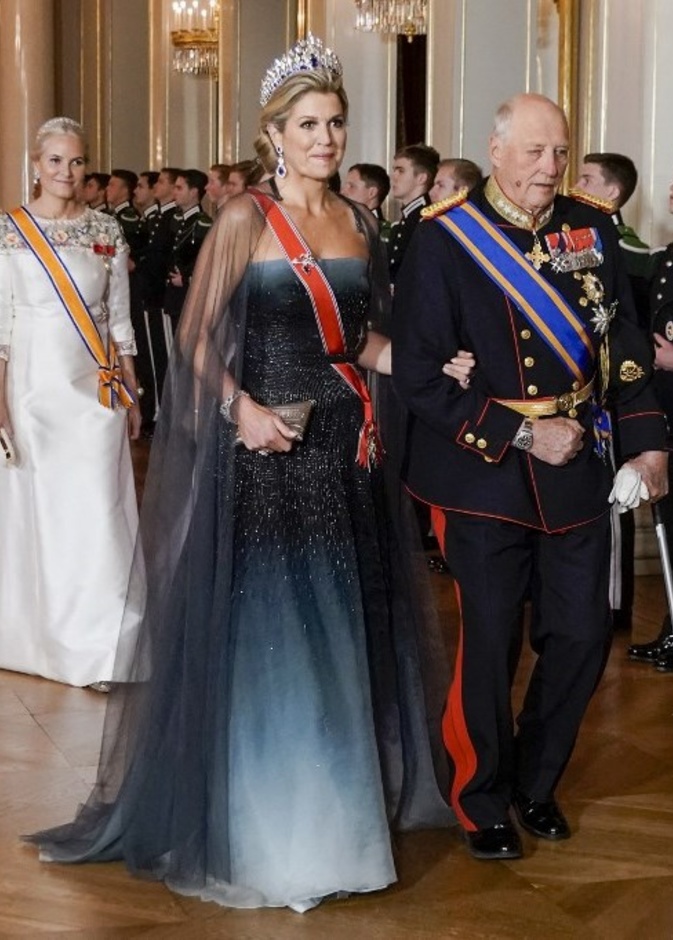 الكاب الشفاف الطويل غطى أكتافها وإنسدل على الأرض