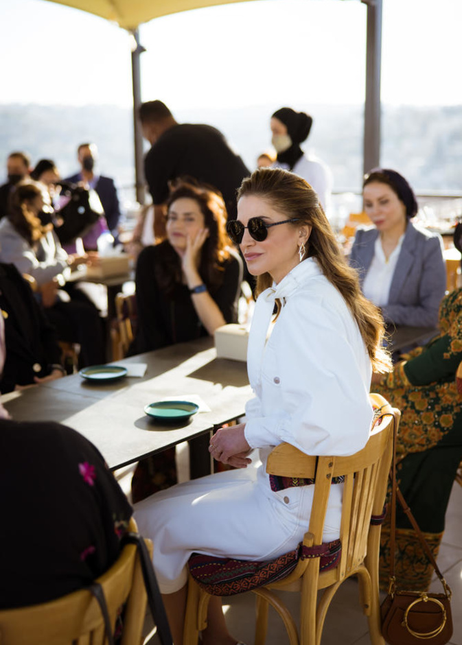 اختارت مع اللوك حقيبة كروس من ماركة Chloe