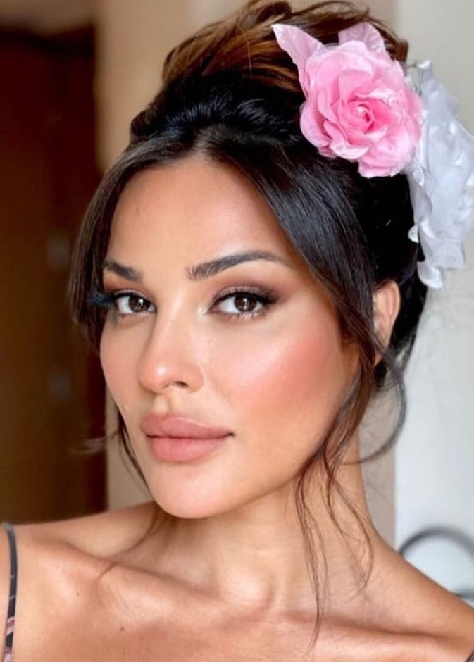 تتميّز بقوّة الشخصيّة والبراعة في التمثيل وحُسن إختيار الأدوار التي تليق بها