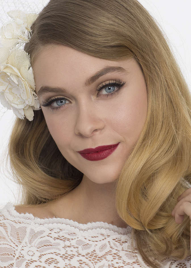 ثبات مكياج العروس يوم الزفاف مع أحمر الشفاه المات