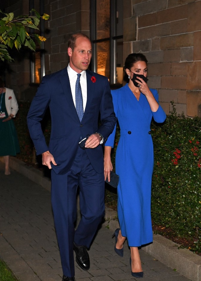 خطفت كيت ميدلتون الأنظار بالفستان المعطف باللون الأزرق الملكيّ من Eponine London