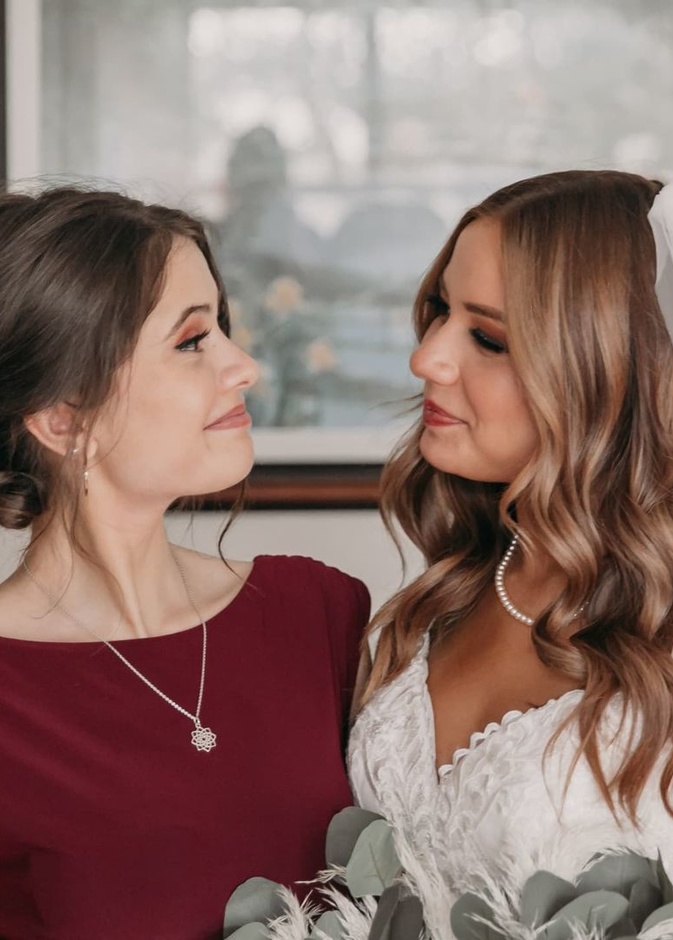 خلاف بين شقيقتين قبل حفل الزفاف