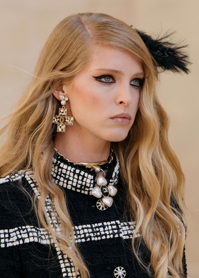 رسمات ايلاينر هندسية في مجموعة شانيل كروز 2021-2022