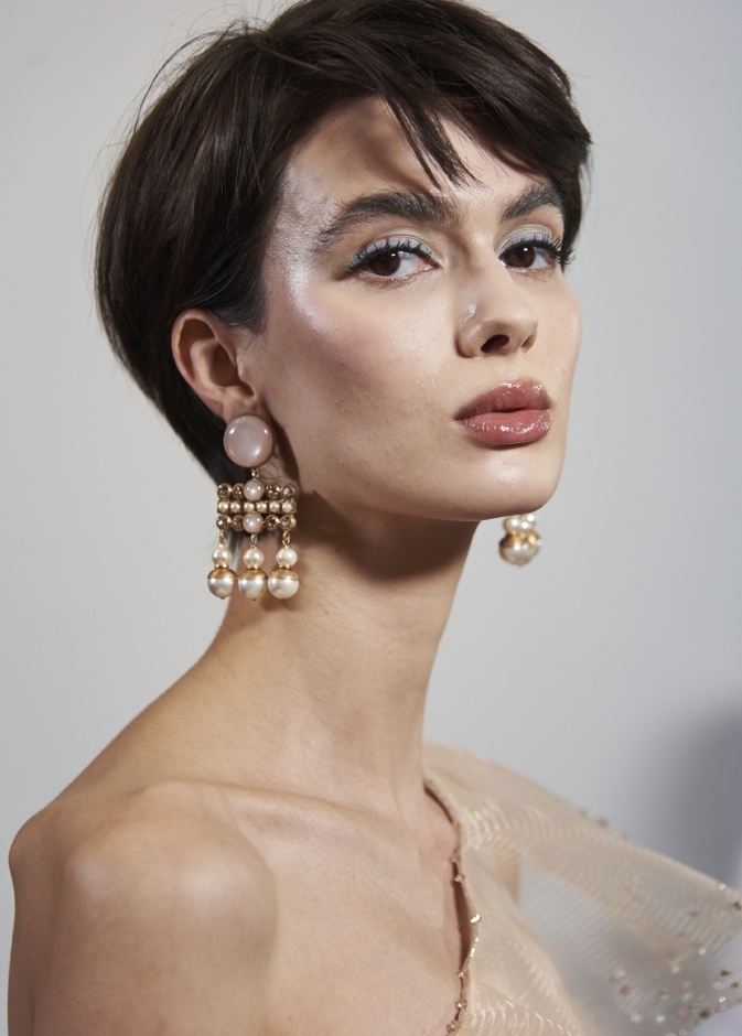 رسمات مكياج باللون الازرق الفاتح لخريف 2021 من دار Armani Privè