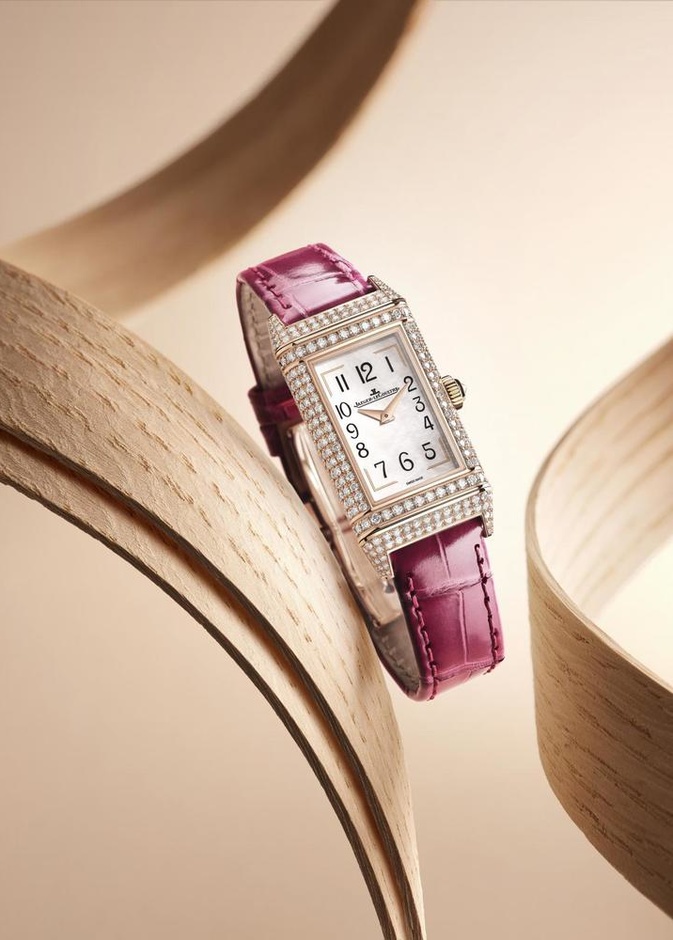 سحر الاطلالة الدافئة في الخريف مع ساعات باللون الأحمر