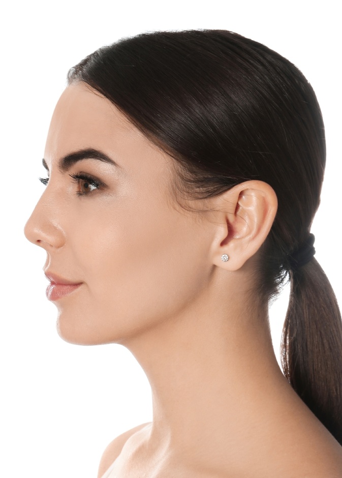 مميزات وأضرار عملية تجميل الأذن بالخيوط